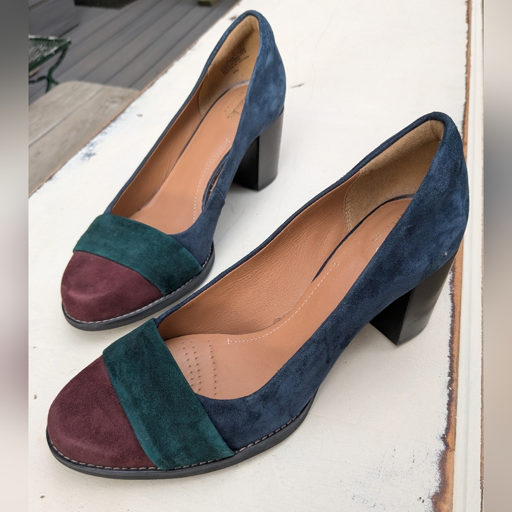CLARKS 7.5 Artisan Suede Tarah Brae Colorblock Navy Blue Green Block Heels Pumps